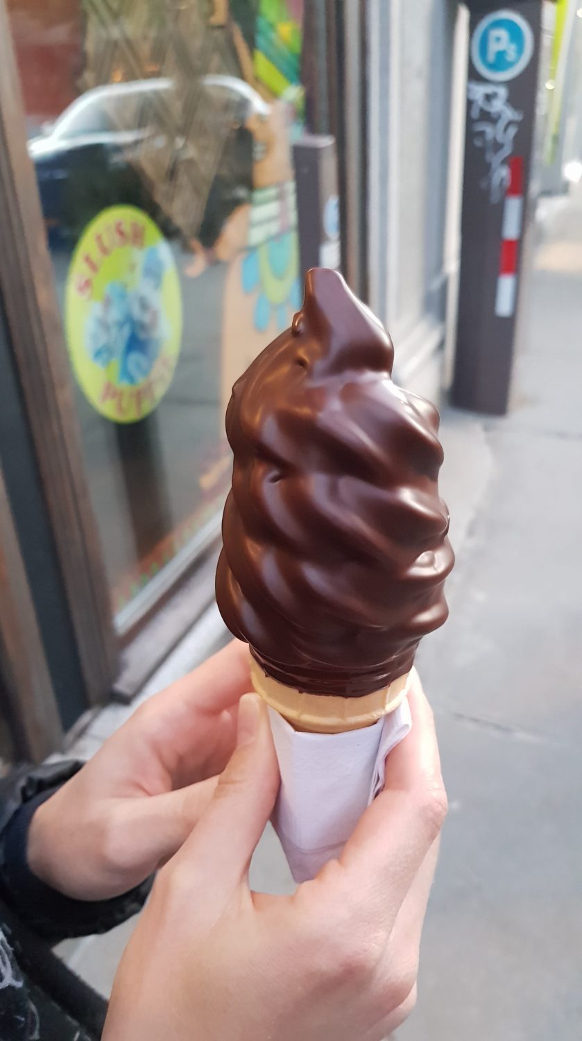 Softeis mit Schokoüberzug