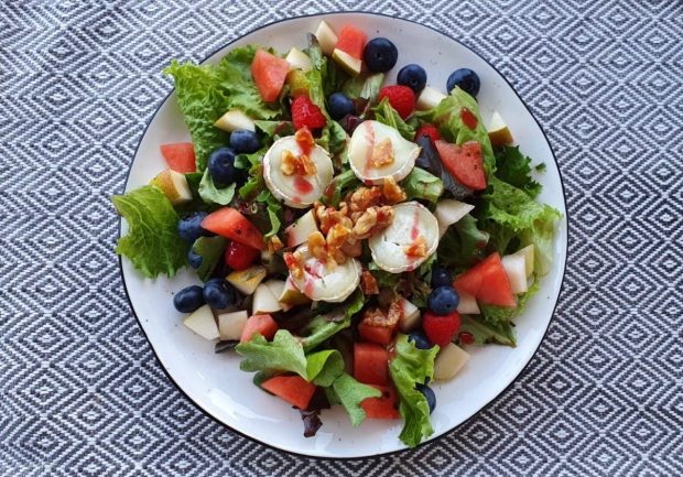 Sommersalat mit Beeren, Wassermelone und Ziegenkäse