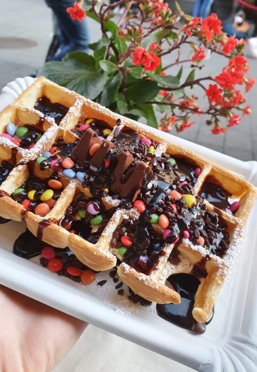 Waffel mit Schokoladensoße