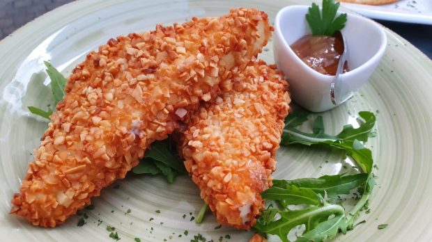 Saganaki in Mandelkruste