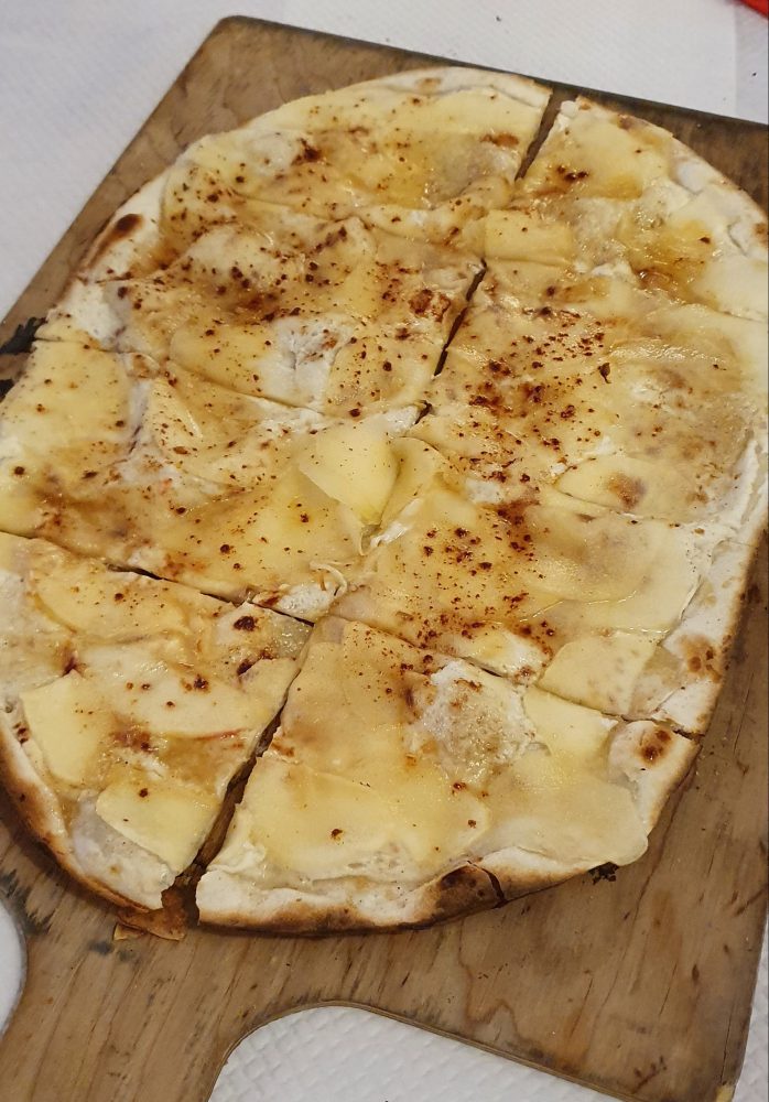 Flammkuchen mit Apfel und Calvados