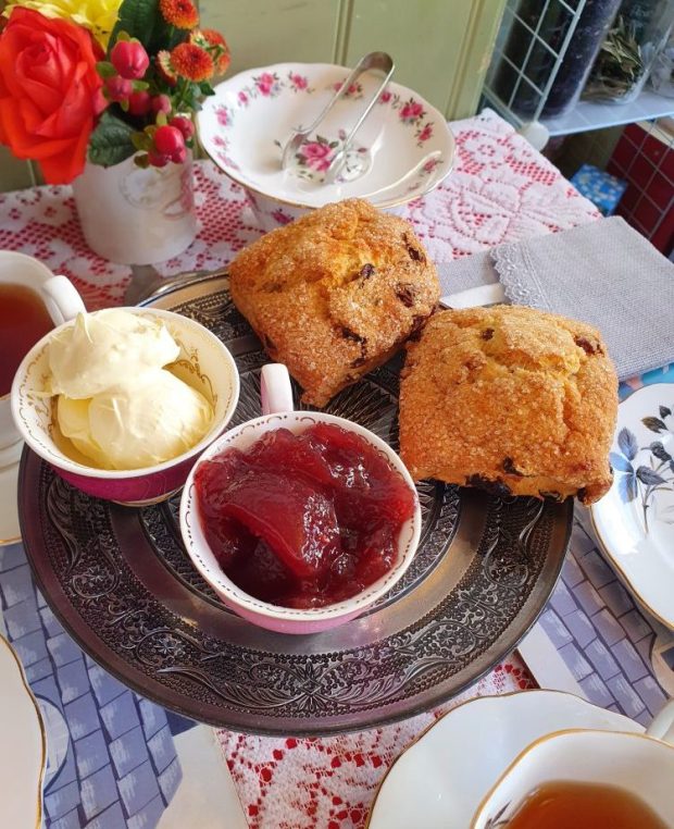Scones mit Clotted Cream und Erdbeermarmelade