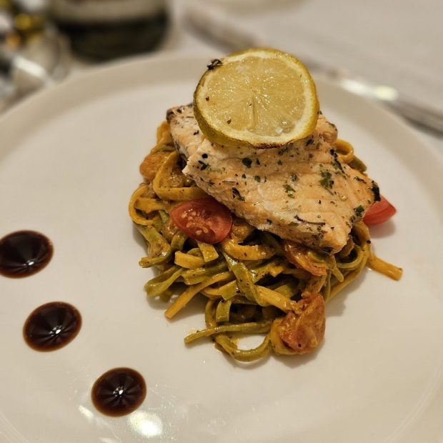 Tagliatelle mit Lachs und Garnelen in Hummersauce