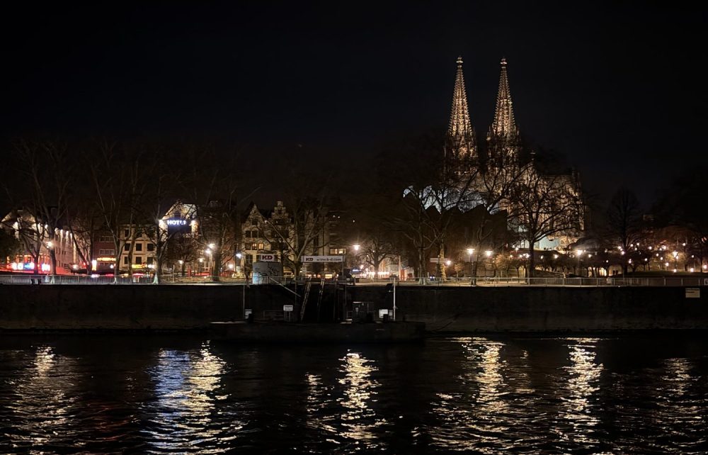 Köln vom Rhein bei Nacht