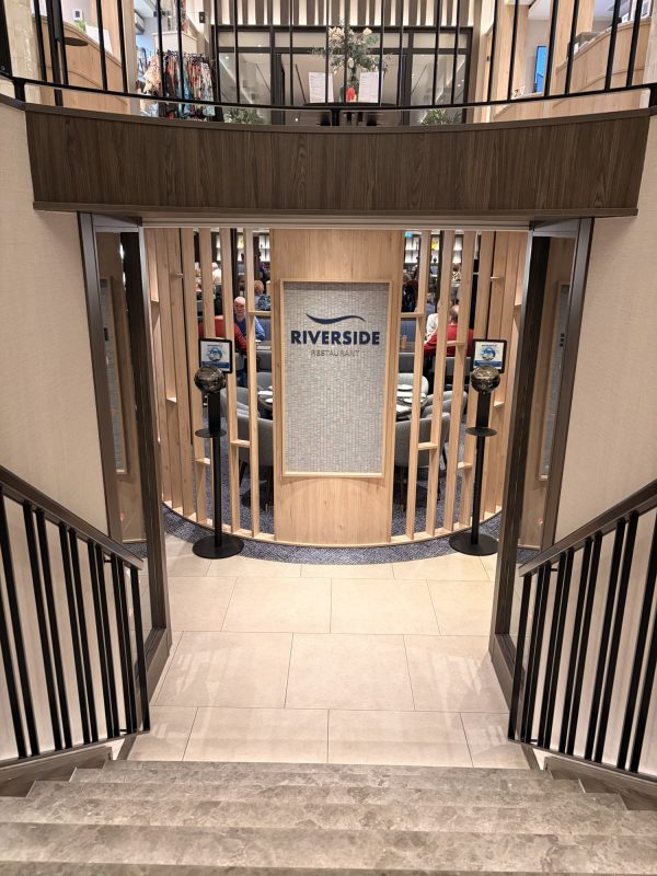 Riverside restaurant Viva One